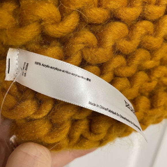 Urban Outfitters Clara chunky knit scarf. - Picture 4 of 7